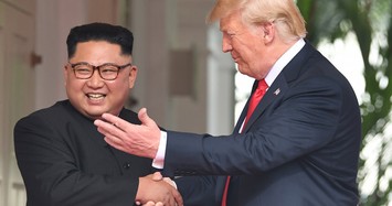 Hình ảnh thân thiết nồng ấm của Tổng thống Donald Trump và Chủ tịch Kim Jong-un