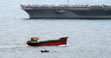 Chùm ảnh cận mặt siêu tàu sân bay USS Theodore Roosevelt dài 332m thả neo ở vịnh Đà Nẵng