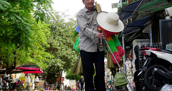 Video: Chuyện tình đáng ngưỡng mộ của ông bà mù dắt tay nhau bán chổi ở Hà Nội
