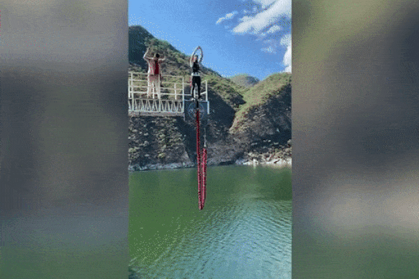 Video: Thót tim màn nhảy Bungee từ độ cao 40 mét bất ngờ dây bị đứt