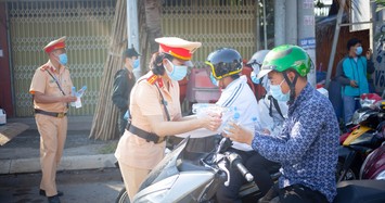CSGT Đồng Nai phát khẩu trang, nước, khăn lạnh miễn phí cho người dân