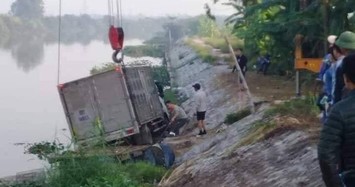 Ô tô tải lao xuống sông tông chết người đang chèo thuyền