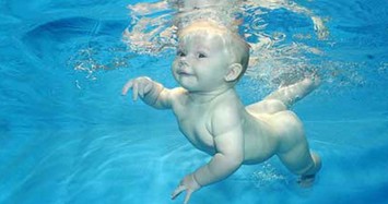 Lạ kỳ em bé 1 tuổi có thể bơi tự nhiên