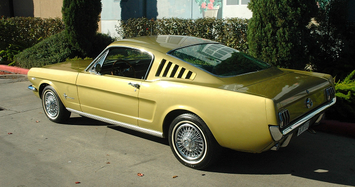 Hàng độc Ford Mustang Fastback 1965 sơn vảy vàng mướt mát
