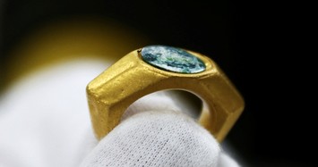 Phát hiện nhẫn vàng nạm đá quý khắc hình Chúa Jesus lúc trẻ