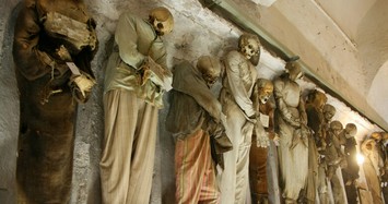 Chụp X-quang xác ướp trẻ em trong hầm mộ Capuchin