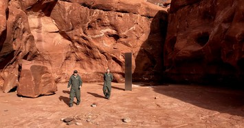 Phát hiện cột kim loại bí ẩn giữa sa mạc nghi của người ngoài hành tinh 