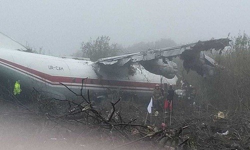 Máy bay lao xuống đất vì hết nhiên liệu, 5 người thiệt mạng