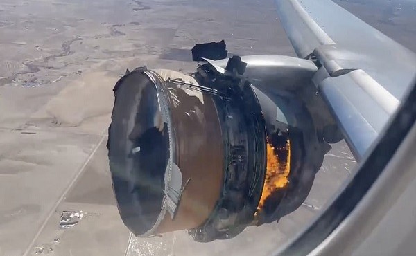 Khoảnh khắc động cơ máy bay chở đầy khách bốc cháy giữa không trung