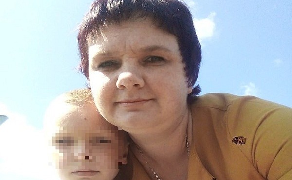 Người mẹ nhẫn tâm đổ xăng thiêu sống con trai ở Nga