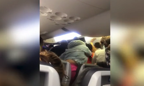Giành xuống máy bay trước, 2 nữ hành khách lao vào đánh nhau 