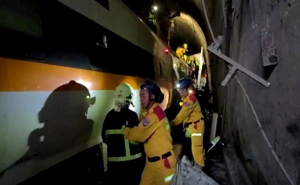 Hiện trường vụ tai nạn tàu hỏa thảm khốc ở Đài Loan khiến hơn 40 người chết