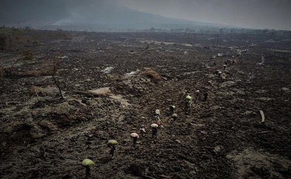Cảnh hàng nghìn người dân Congo sơ tán vì sợ núi lửa phun trào