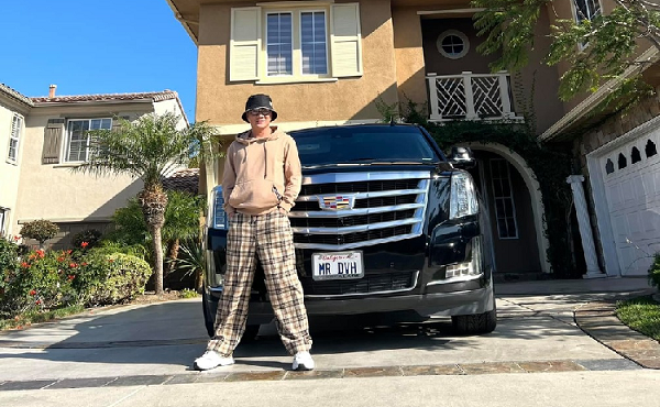 Ca sỹ Đàm Vĩnh Hưng lại khoe Cadillac Escalade trên đất Mỹ