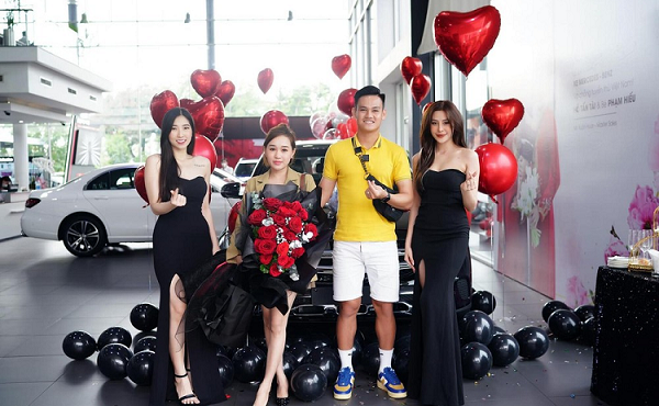 Tuyển thủ Hồ Tấn Tài chi hơn 2 tỷ mua xe sang tặng vợ