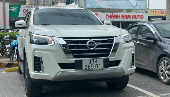 Cận cảnh SUV Nissan Terra 2022 đầu tiên tại Việt Nam có biển số