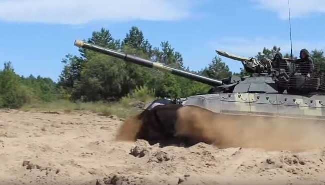 'Đọ sức' xe tăng  T-72AMT Ukraine và T-72B3 của Nga