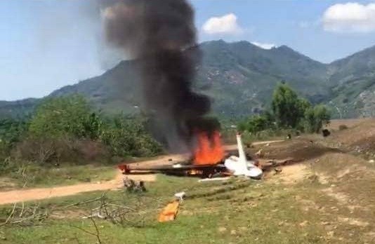 Lửa cháy ngùn ngụt tại hiện trường máy bay quân sự rơi ở Khánh Hòa