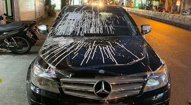 Xe sang Mercedes bị dán băng dính, tạt bột nhem nhuốc vì chắn trước cửa hàng 