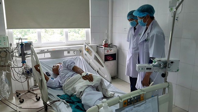 Sốc chạy thận ở Nghệ An: 150 bệnh nhân phải chuyển viện, 6 người có biểu hiện lạ