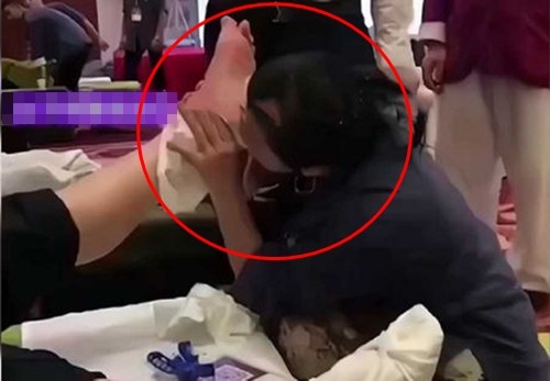 Choáng váng nhân viên dùng răng miệng để massage chân cho khách