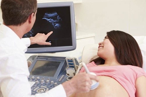 Bác sĩ choáng vì biểu cảm thai nhi cực lạ lùng khi siêu âm 4D
