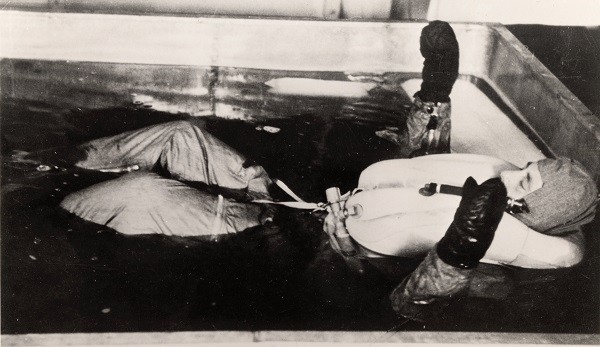 Hãi hùng thí nghiệm đóng băng cơ thể tù nhân của phát xít Đức