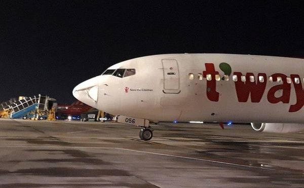 Máy bay Hàn Quốc hạ cánh khẩn cấp xuống Tân Sơn Nhất sau tiếng động lớn