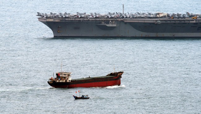 Chùm ảnh cận mặt siêu tàu sân bay USS Theodore Roosevelt dài 332m thả neo ở vịnh Đà Nẵng