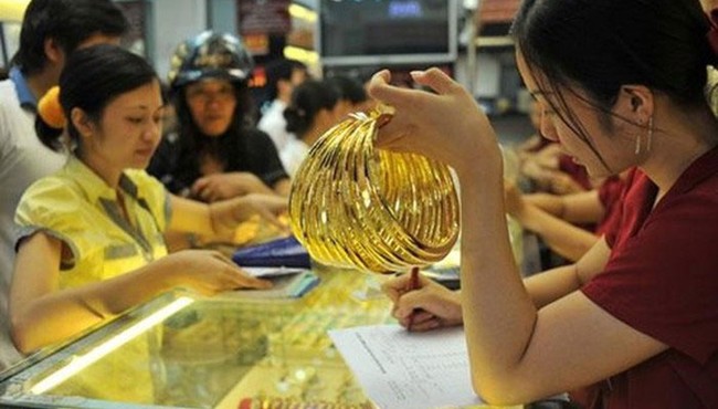 Giá vàng hôm nay: Vàng thế giới lao dốc do USD tăng 