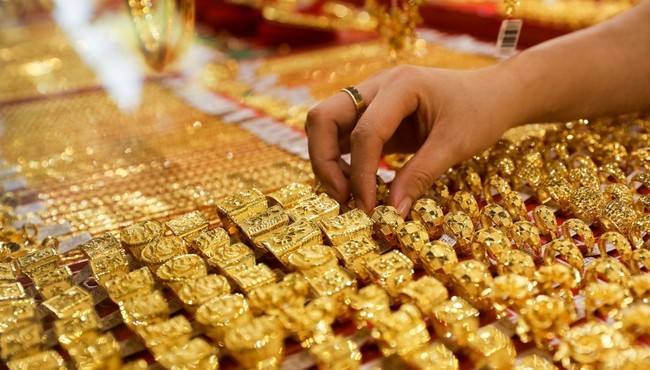 Giá vàng hôm nay: Trong nước vẫn tiếp tục cao hơn giá thế giới trên 17 triệu đồng/lượng