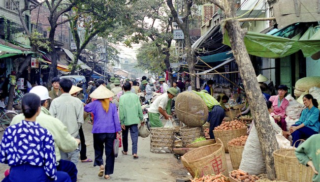 Ba miền Việt Nam đầu thập niên 1990 cực sinh động qua loạt ảnh quý