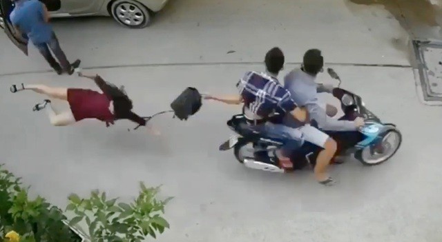 2 thiếu niên cướp túi xách, kéo người phụ nữ đập đầu xuống đường