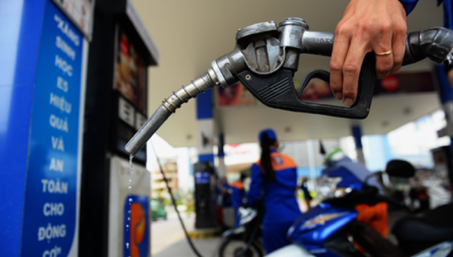 Giá xăng tăng lên 30.650 đồng/lít, giá dầu giảm