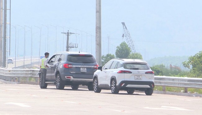 Cảnh báo tình trạng dừng xe để chụp ảnh ở Cao tốc Vân Đồn - Móng Cái