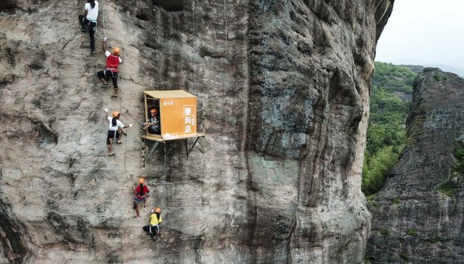 Video: Thú vị cửa hàng nằm trên vách đá cheo leo cao 120m