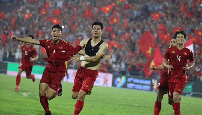Video: Dân mạng tò mò chiếc áo Tiến Linh để lộ khi ăn mừng bàn thắng vào lưới U23 Malaysia