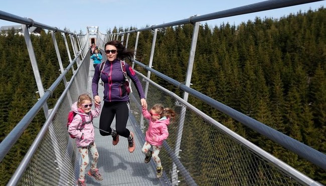 Video: Cực phấn khích khi bước trên trên cây cầu treo dài nhất thế giới