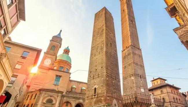 Video: Tận mục toà “Tháp đôi” đặc biệt nhất Italy