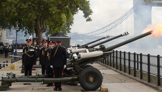 Video: Tưởng nhớ Nữ hoàng Elizabeth II, Anh bắn 96 phát đại bác