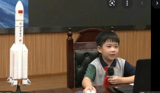 Video: Cậu bé 9 tuổi trở thành “thầy giáo nhí” nhờ kiến thức về tên lửa