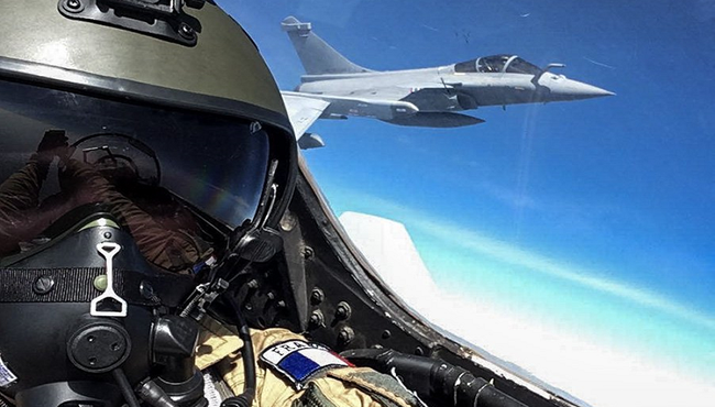 Phi công selfie trên chiến đấu cơ Su-30 đang bay 