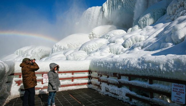 Cận cảnh thác nước Niagara hùng vĩ đóng băng