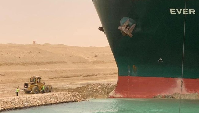 Tàu chở hàng khổng lồ mắc kẹt chắn ngang kênh đào Suez
