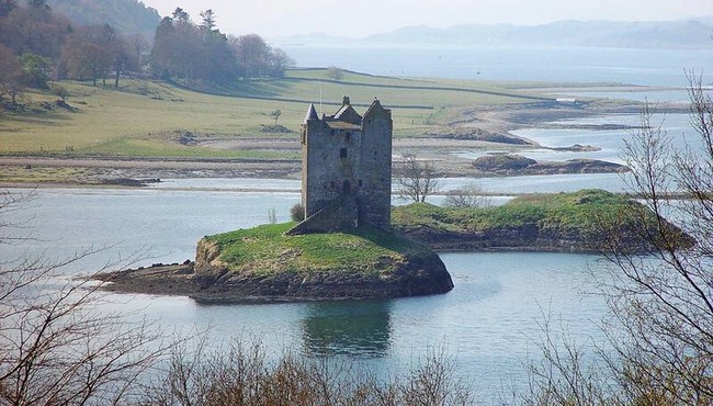 Vẻ đẹp ma mị của lâu đài cổ bị bỏ hoang ở Scotland