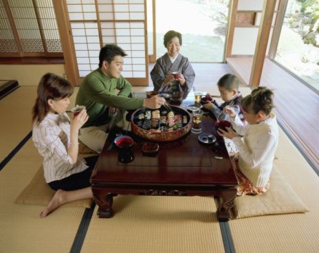 Vì sao người Nhật thích ngồi bệt xuống sàn khi ăn?