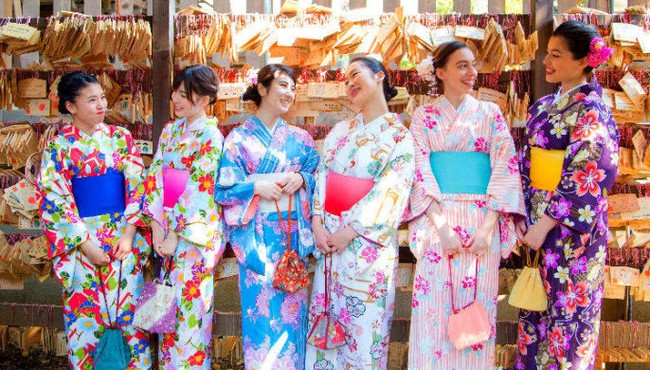 Vì sao phụ nữ Nhật Bản thắt chiếc “gối” sau lưng khi mặc kimono? 
