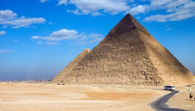 Bí ẩn tảng đá thiêng trên đỉnh kim tự tháp