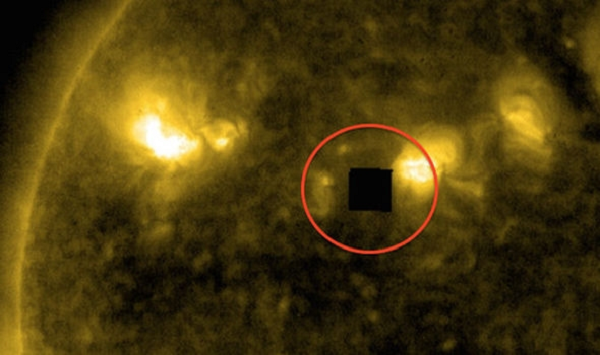 UFO di chuyển gần Mặt Trời bất ngờ lọt vào livestream của NASA? 