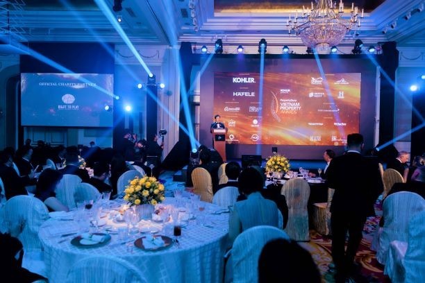 Hung Thinh Land lap cu dup trong dem trao giai PropertyGuru Vietnam Property Awards 2021